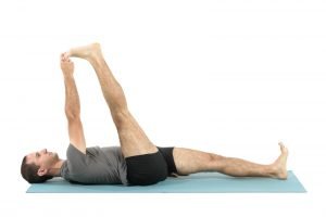 tratamiento de hernia inguinal con posturas de yoga - Supta padangushtásana I