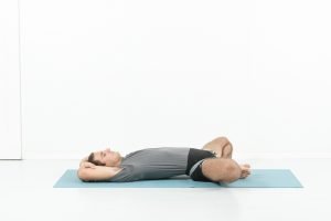menopausia yoga mujer